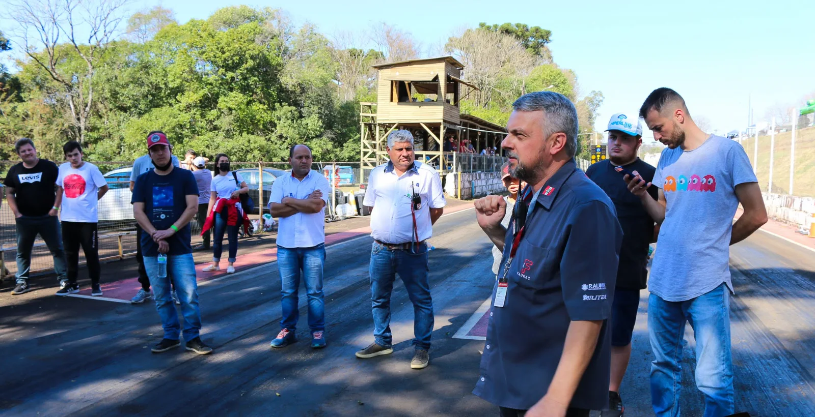 Fabio Chiarello conduzindo o briefing com pilotos e equipes na pista de arrancada