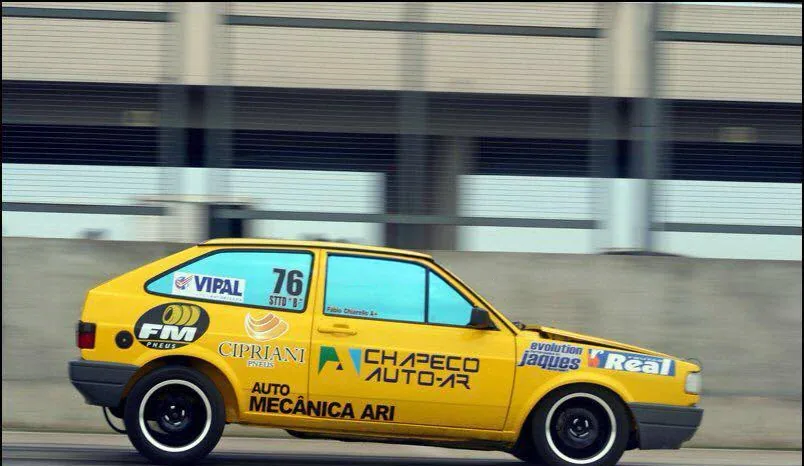 Gol amarelo número 76, com o nome de Fabio Chiarello e o patrocínio da Chapecó Auto-Ar, em alta velocidade na pista
